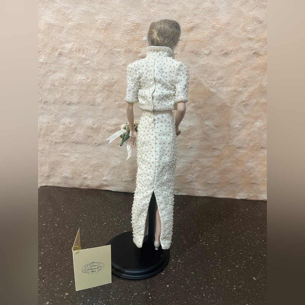 Franklin Mint Princess Diana porcelain doll with accessories in original box. - Picture 5 of 5